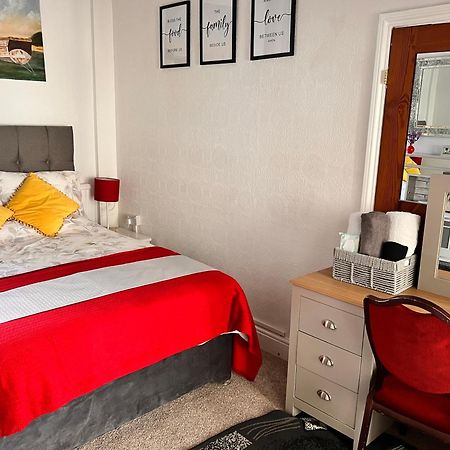Victoria House - Self Catering Quiet Guesthouse - Adult Singles And Couples Only بلاكبول المظهر الخارجي الصورة