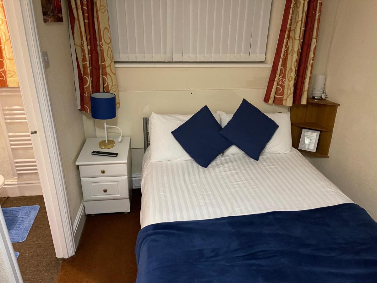 Victoria House - Self Catering Quiet Guesthouse - Adult Singles And Couples Only بلاكبول المظهر الخارجي الصورة
