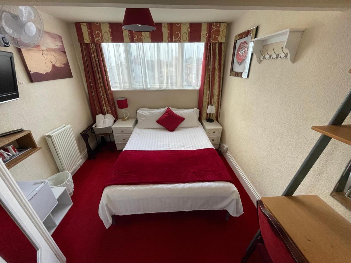 Victoria House - Self Catering Quiet Guesthouse - Adult Singles And Couples Only بلاكبول المظهر الخارجي الصورة