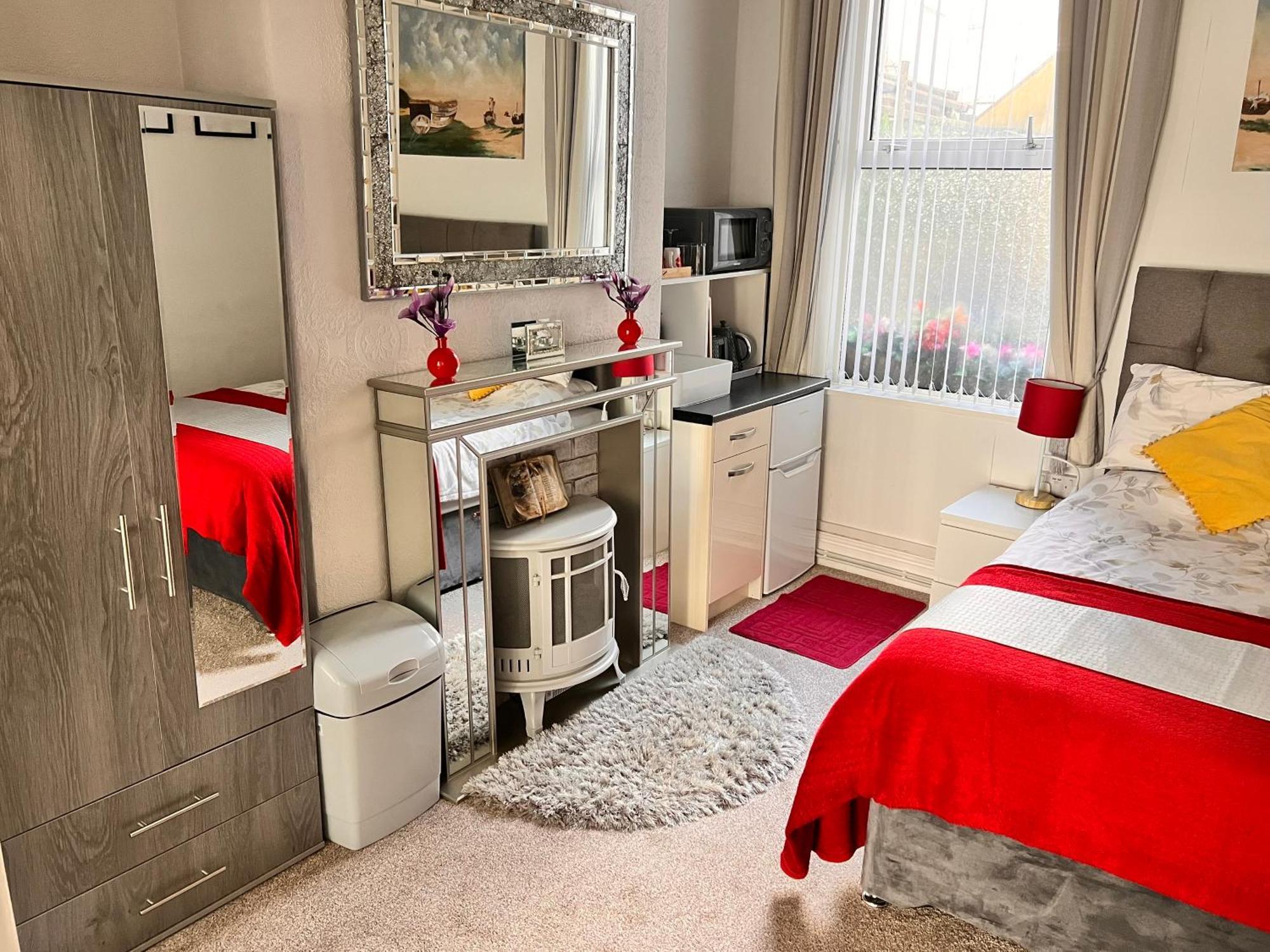 Victoria House - Self Catering Quiet Guesthouse - Adult Singles And Couples Only بلاكبول المظهر الخارجي الصورة