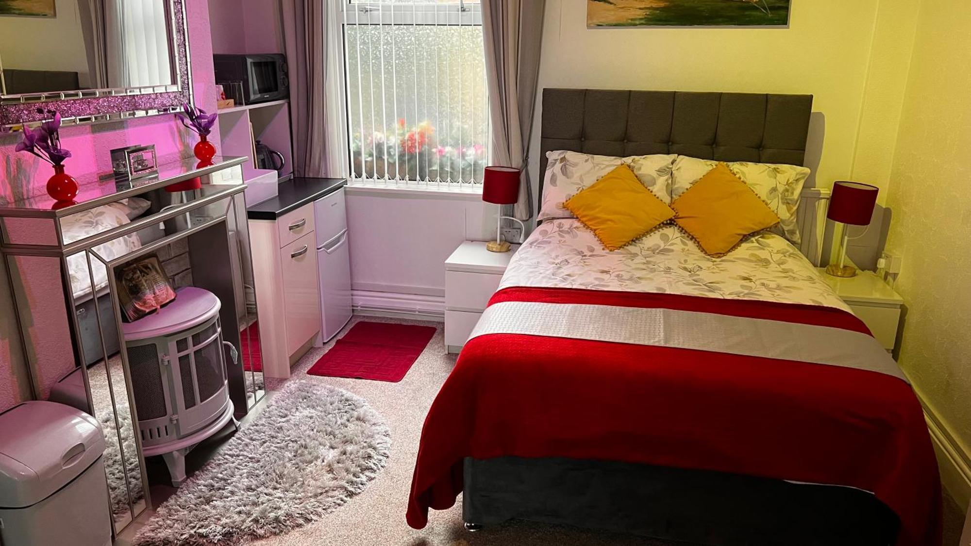 Victoria House - Self Catering Quiet Guesthouse - Adult Singles And Couples Only بلاكبول المظهر الخارجي الصورة