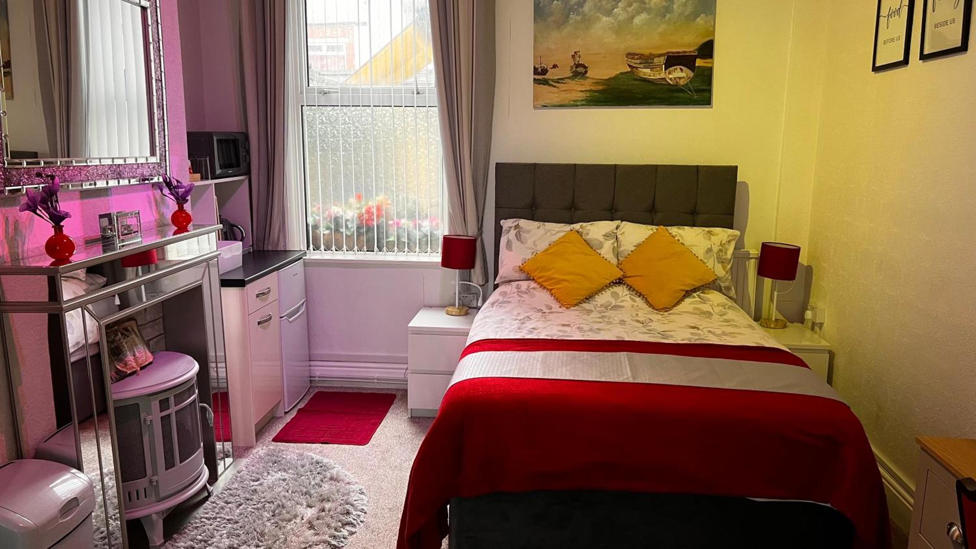Victoria House - Self Catering Quiet Guesthouse - Adult Singles And Couples Only بلاكبول المظهر الخارجي الصورة