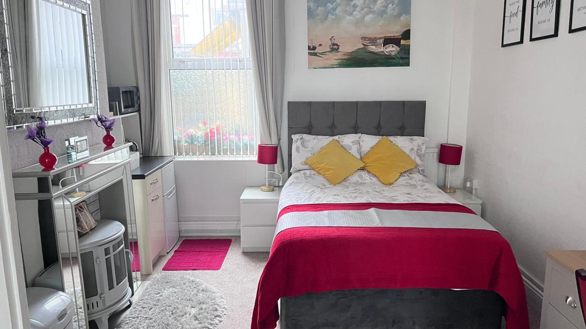 Victoria House - Self Catering Quiet Guesthouse - Adult Singles And Couples Only بلاكبول المظهر الخارجي الصورة