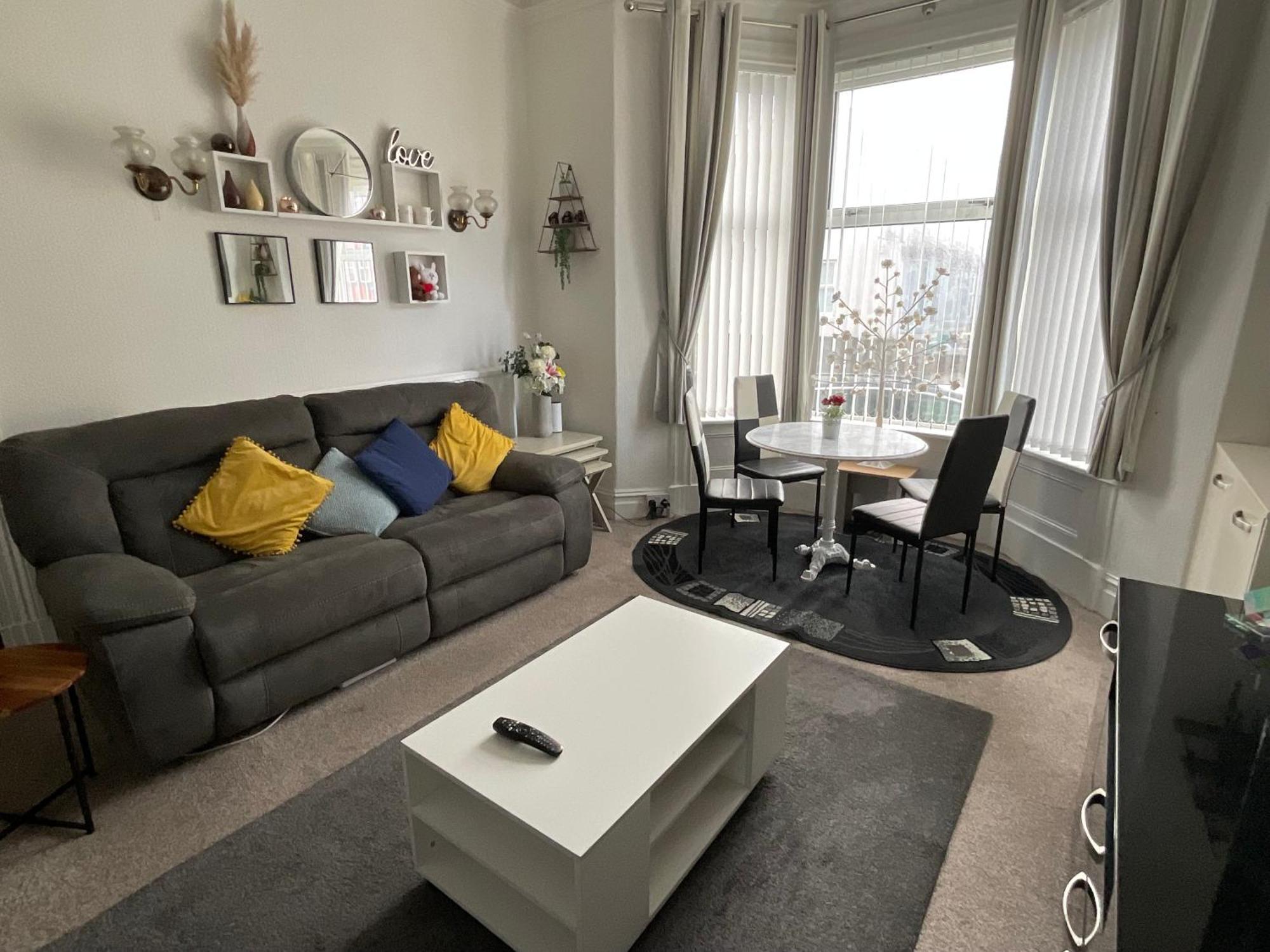 Victoria House - Self Catering Quiet Guesthouse - Adult Singles And Couples Only بلاكبول المظهر الخارجي الصورة
