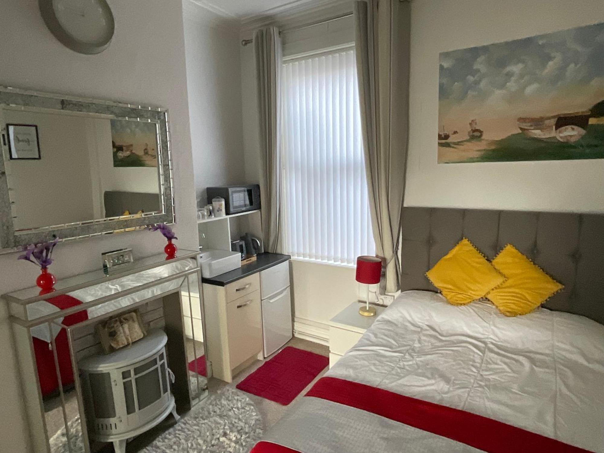 Victoria House - Self Catering Quiet Guesthouse - Adult Singles And Couples Only بلاكبول المظهر الخارجي الصورة