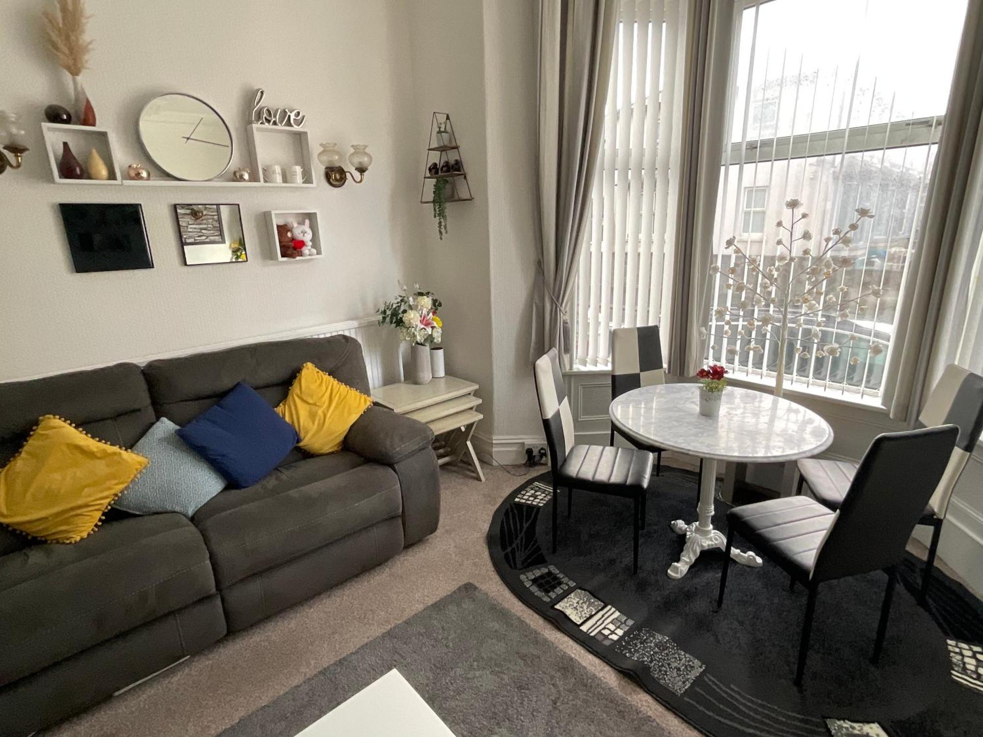 Victoria House - Self Catering Quiet Guesthouse - Adult Singles And Couples Only بلاكبول المظهر الخارجي الصورة